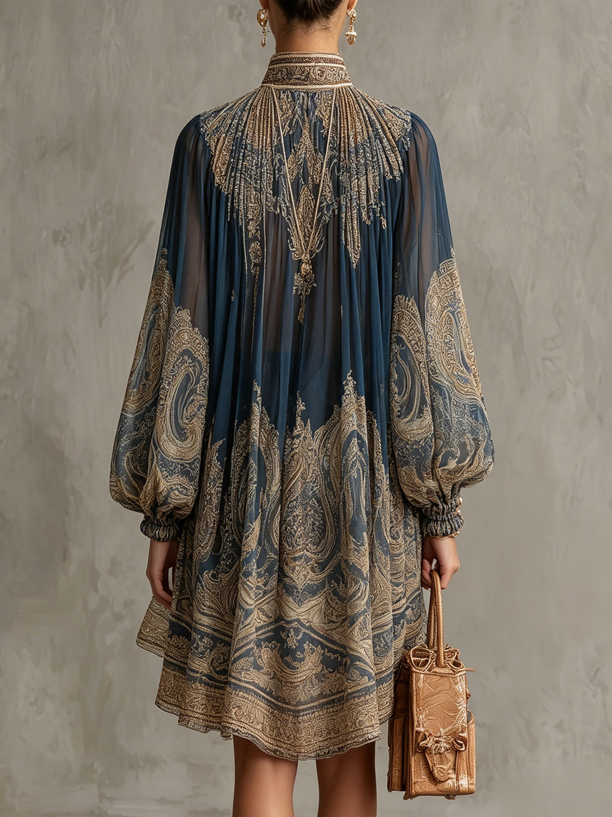 Bérénice | Vestido Mini Asimétrico de Muselina con Estampado Barroco en Azul Marino y Cuello Alto