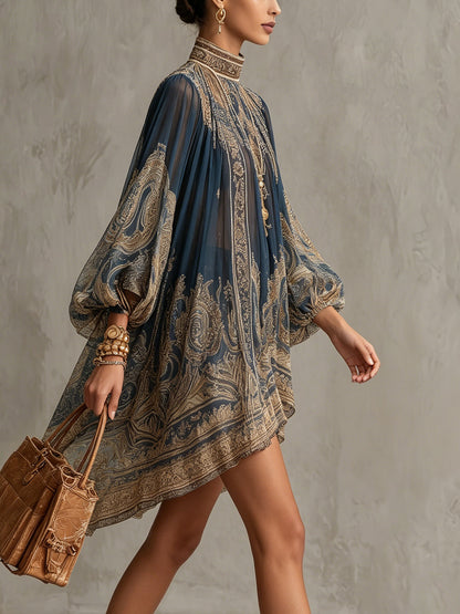 Bérénice | Vestido Mini Asimétrico de Muselina con Estampado Barroco en Azul Marino y Cuello Alto