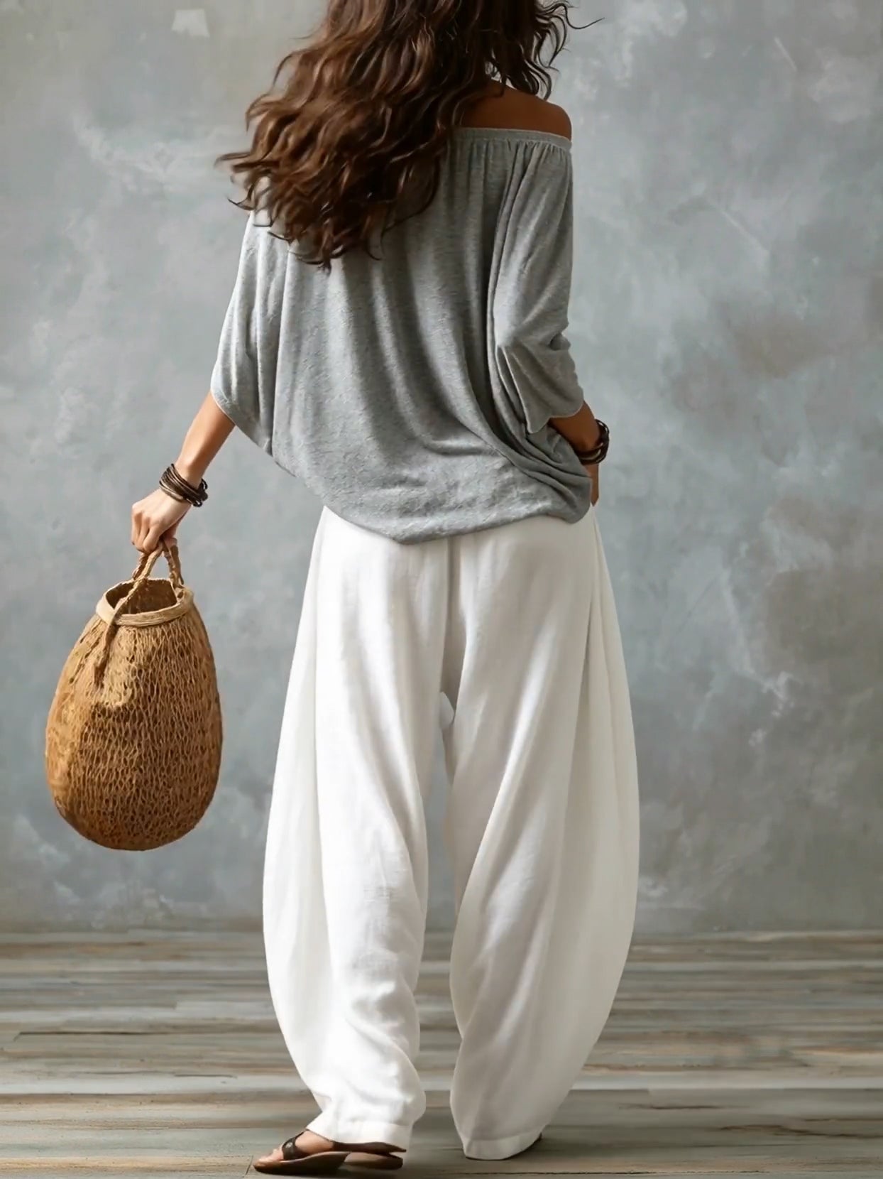 Blusa blanca con hombros descubiertos y pantalones de corte ancho estilo linterna
