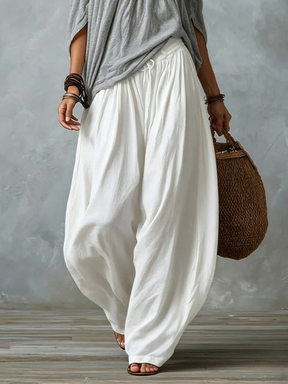 Blusa blanca con hombros descubiertos y pantalones de corte ancho estilo linterna