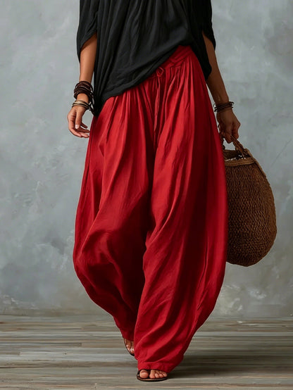 Blusa blanca con hombros descubiertos y pantalones de corte ancho estilo linterna