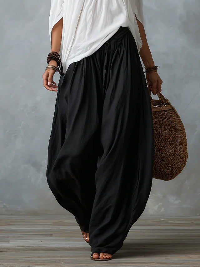 Blusa blanca con hombros descubiertos y pantalones de corte ancho estilo linterna