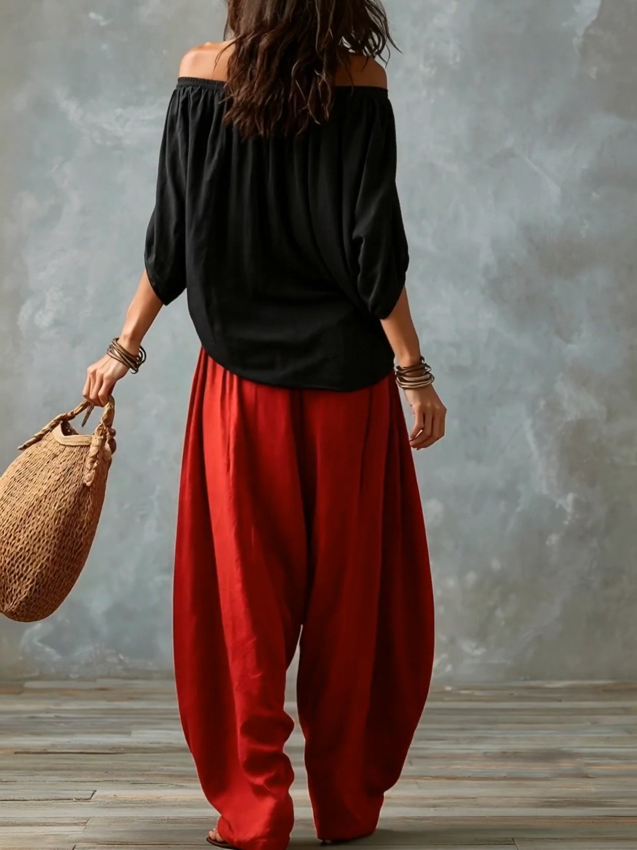 Blusa blanca con hombros descubiertos y pantalones de corte ancho estilo linterna