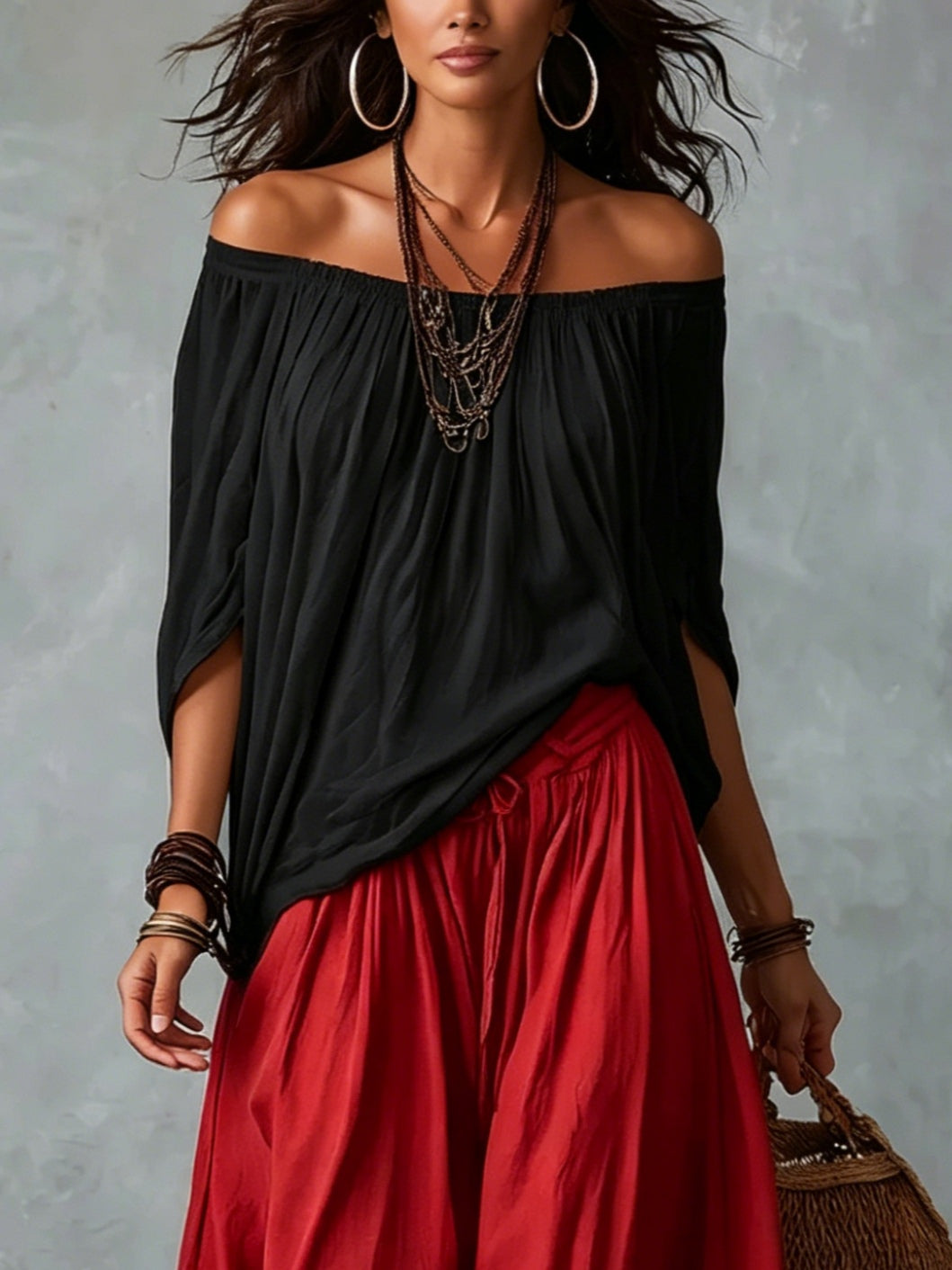 Blusa blanca con hombros descubiertos y pantalones de corte ancho estilo linterna