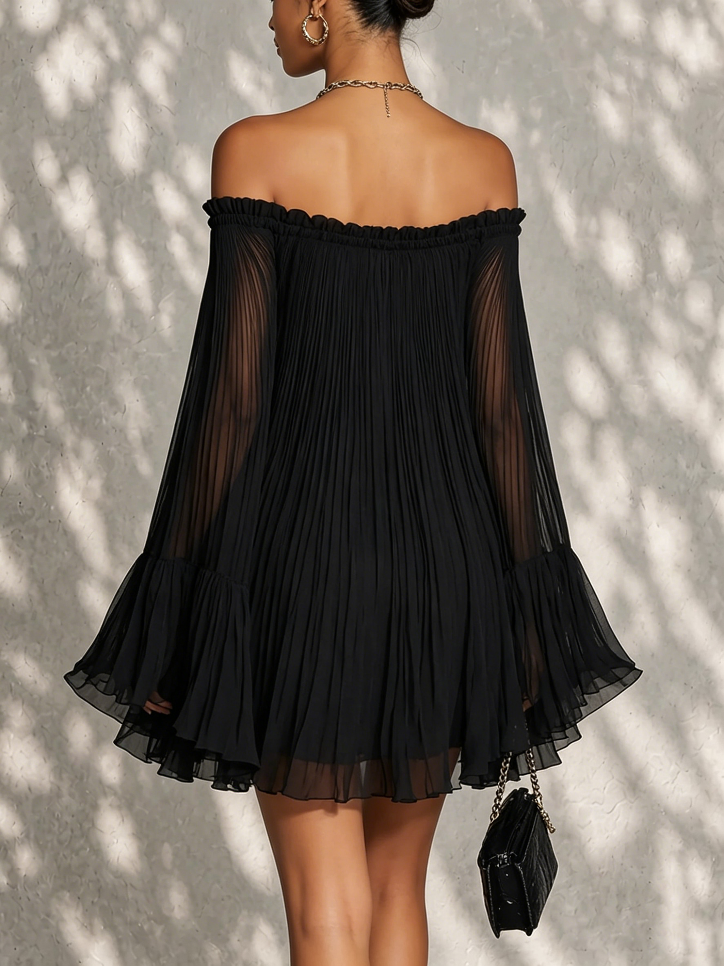 Océane | Mini Vestido Negro con Mangas de Campana y Hombros Descubiertos Fruncidos