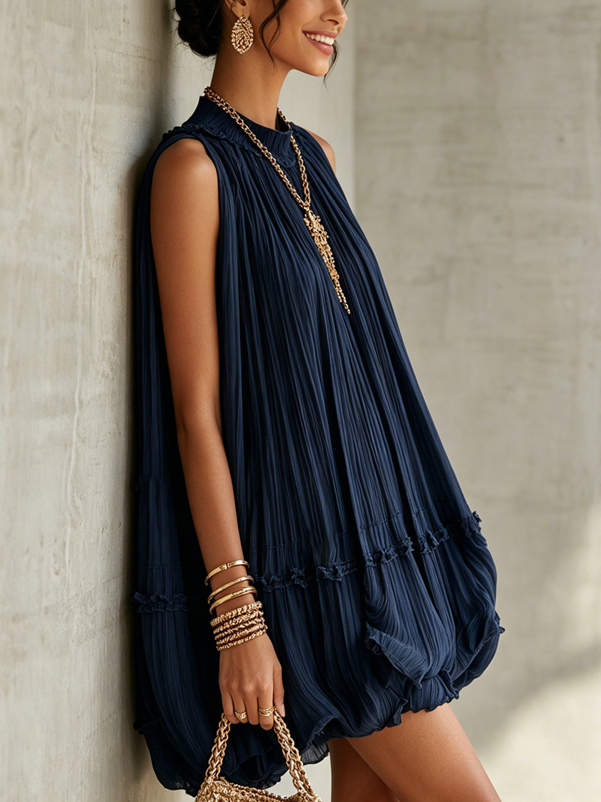 Vestido Mini Azul Marino con Volantes y Cuello Halter