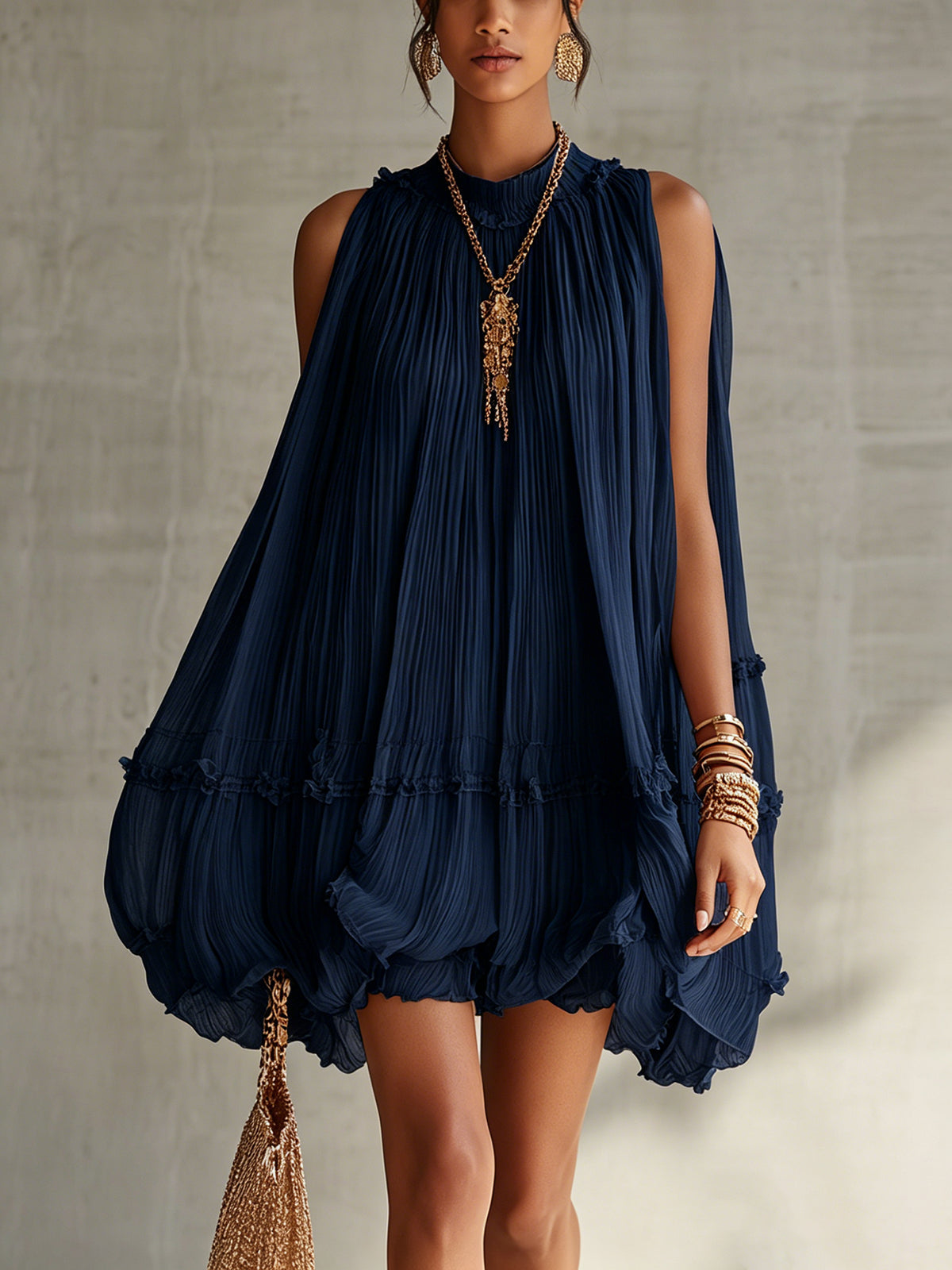 Vestido Mini Azul Marino con Volantes y Cuello Halter