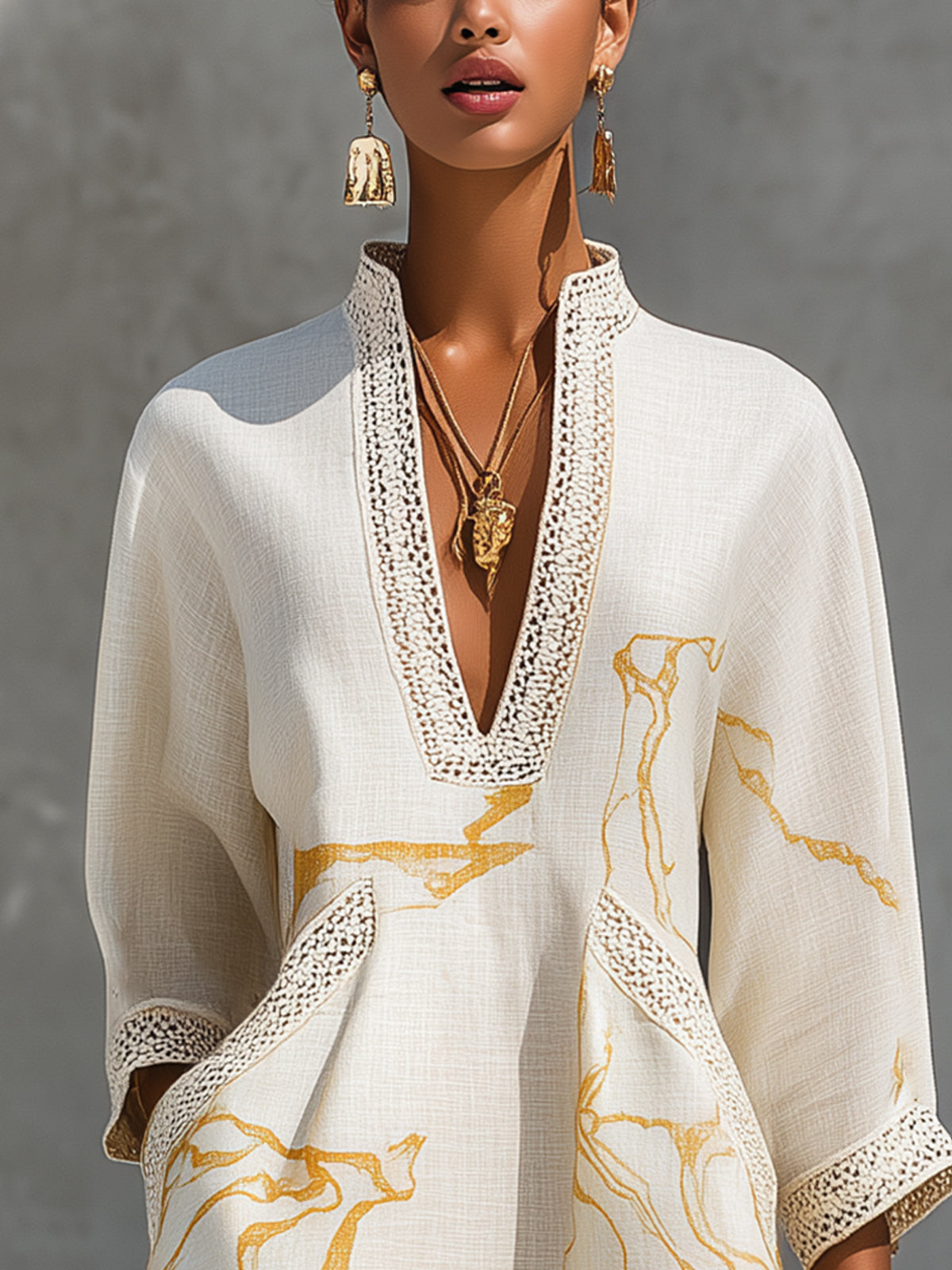 Aliénor | Mini Vestido de Encaje de Croché Marfil con Detalles Dorados y Escote en V