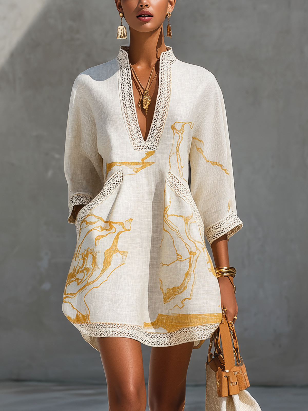Aliénor | Mini Vestido de Encaje de Croché Marfil con Detalles Dorados y Escote en V