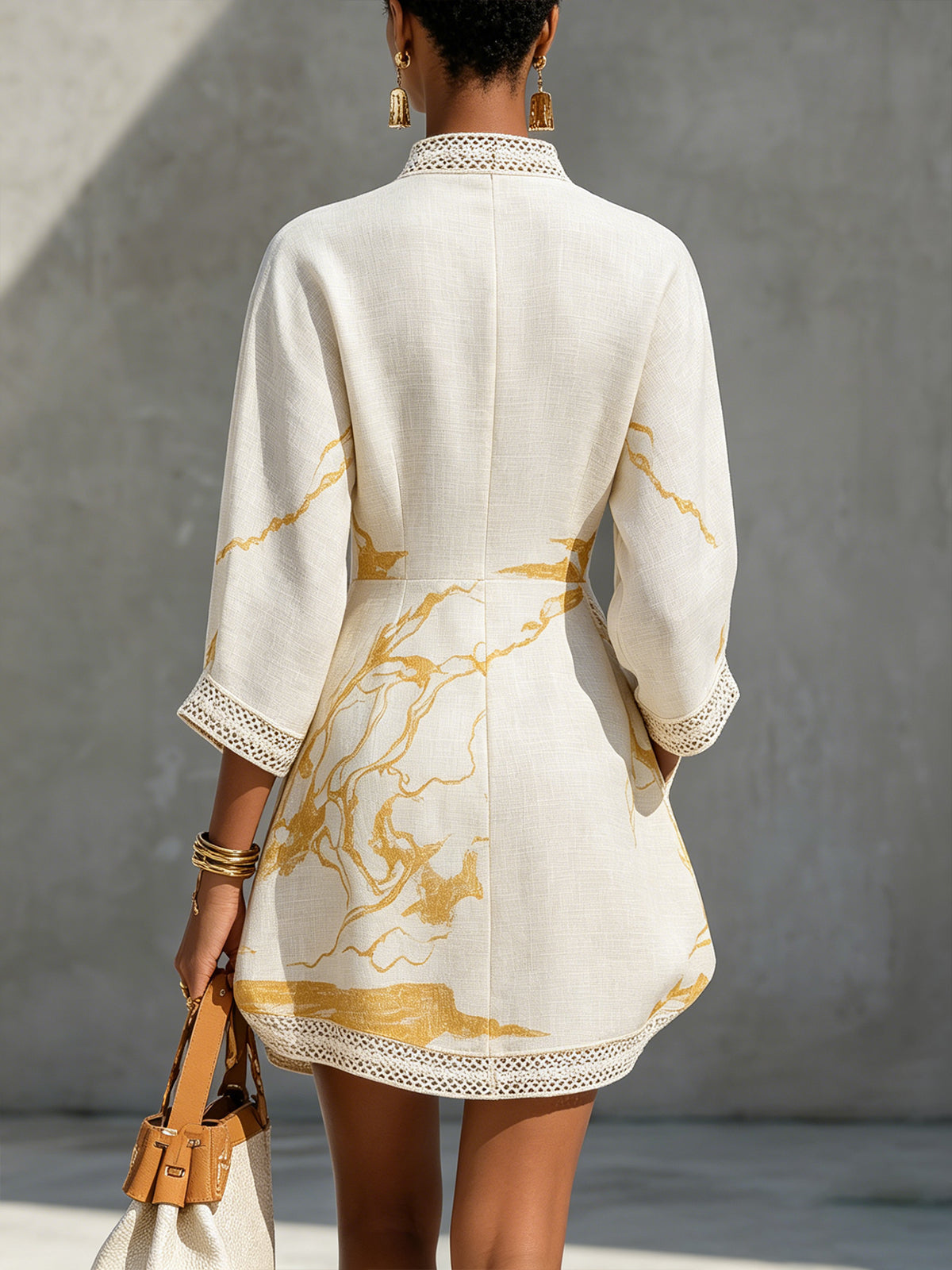 Aliénor | Mini Vestido de Encaje de Croché Marfil con Detalles Dorados y Escote en V