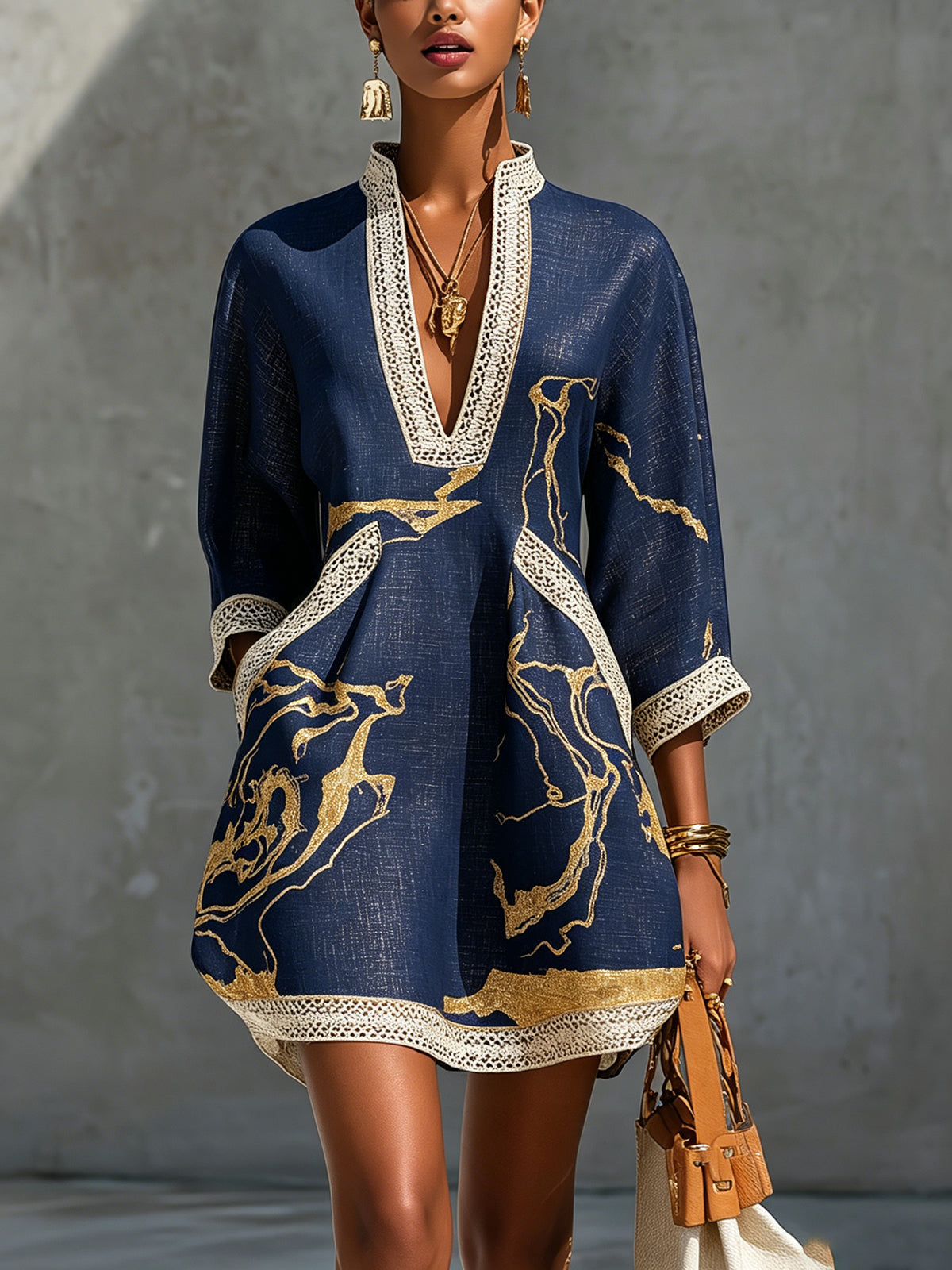 Cosette | Vestido Mini de Encaje Azul Marino con Detalles Dorados y Escote en V