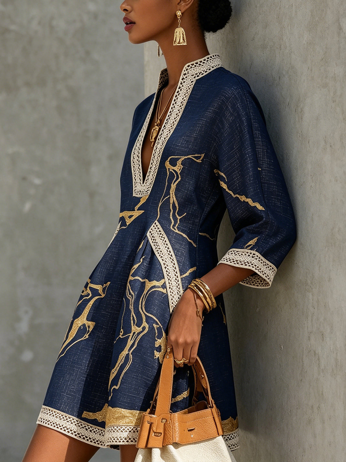 Cosette | Vestido Mini de Encaje Azul Marino con Detalles Dorados y Escote en V