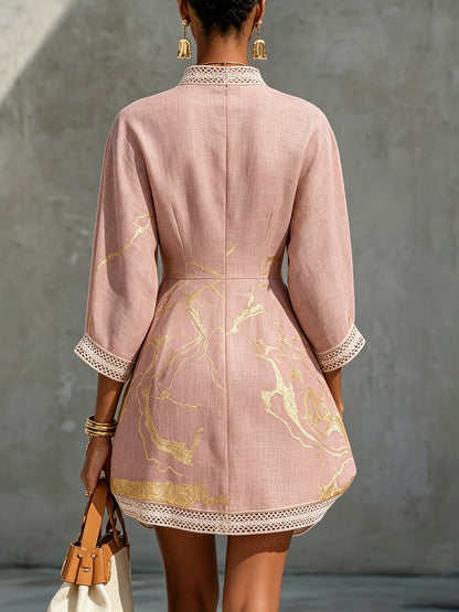 Ninon | Vestido Mini de Encaje Rosa con Detalles Dorados y Escote en V