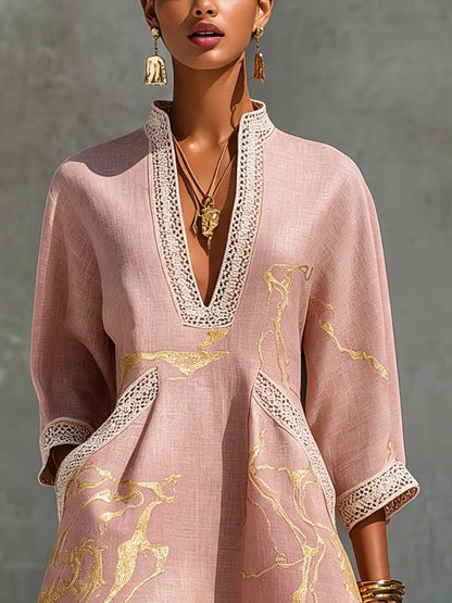 Ninon | Vestido Mini de Encaje Rosa con Detalles Dorados y Escote en V