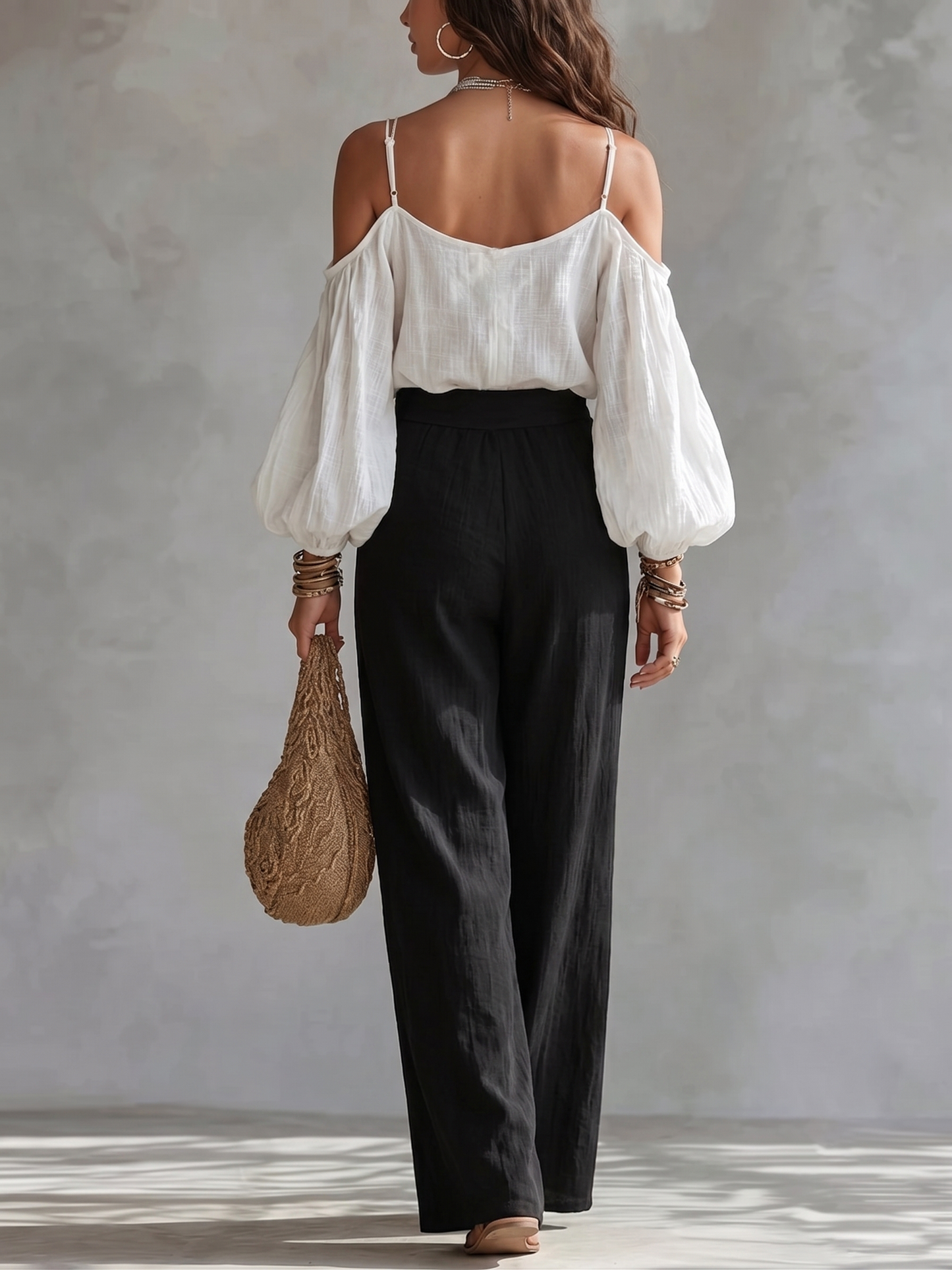 Conjunto de blusa blanca sin mangas y pantalones negros de pierna ancha