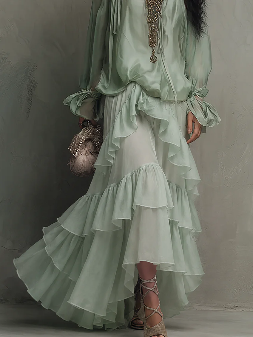Blusa de gasa verde menta con volantes, acompañada de un conjunto de faldas en capas