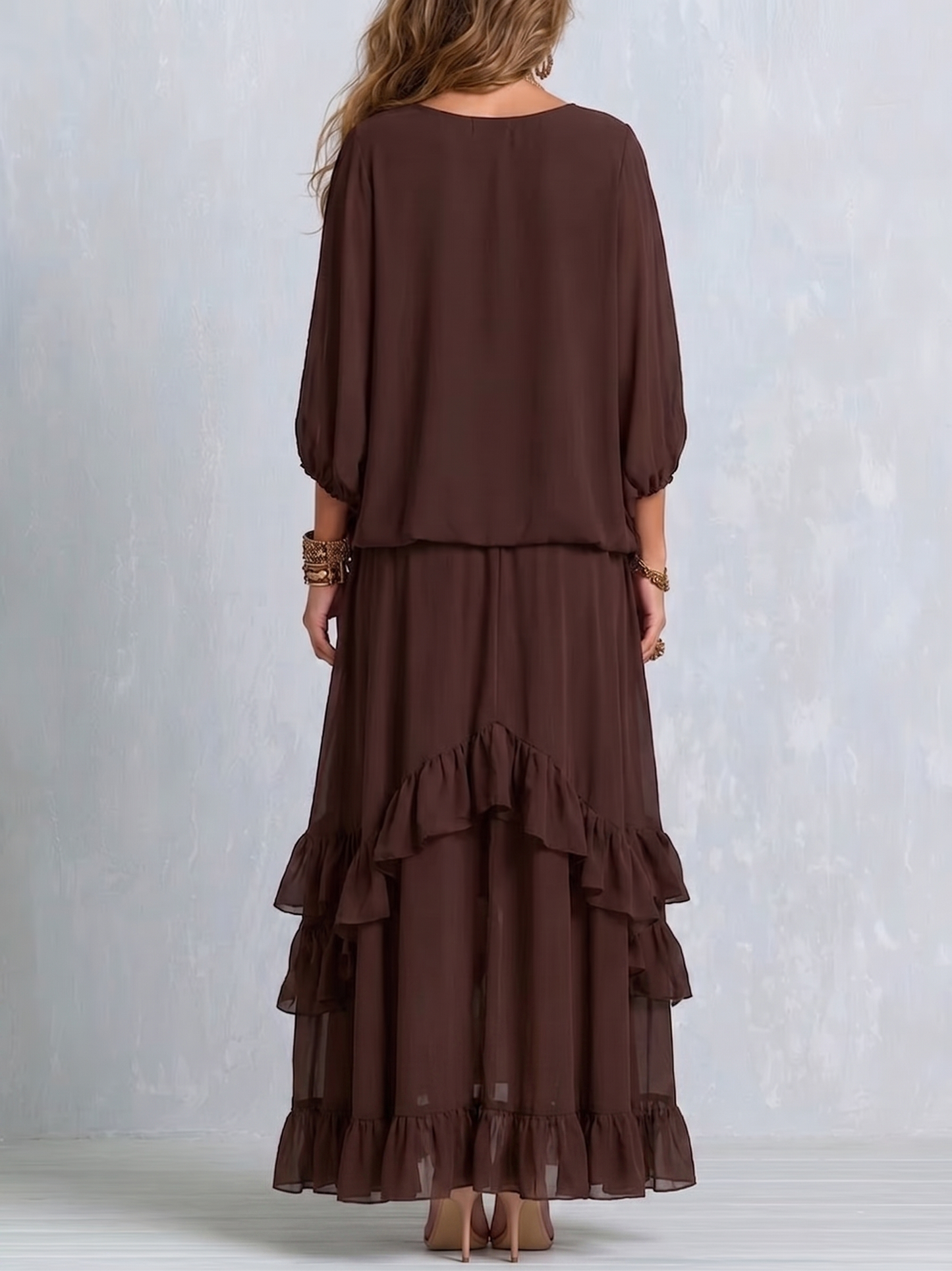 Blusa de gasa marrón con escote en V y flecos, acompañada de un conjunto de falda de capas con volantes