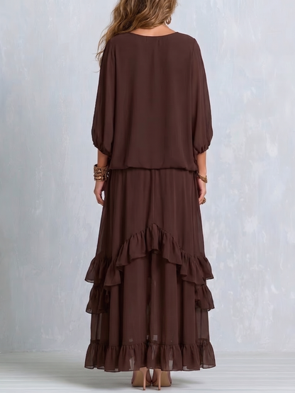 Blusa de gasa marrón con escote en V y flecos, acompañada de un conjunto de falda de capas con volantes