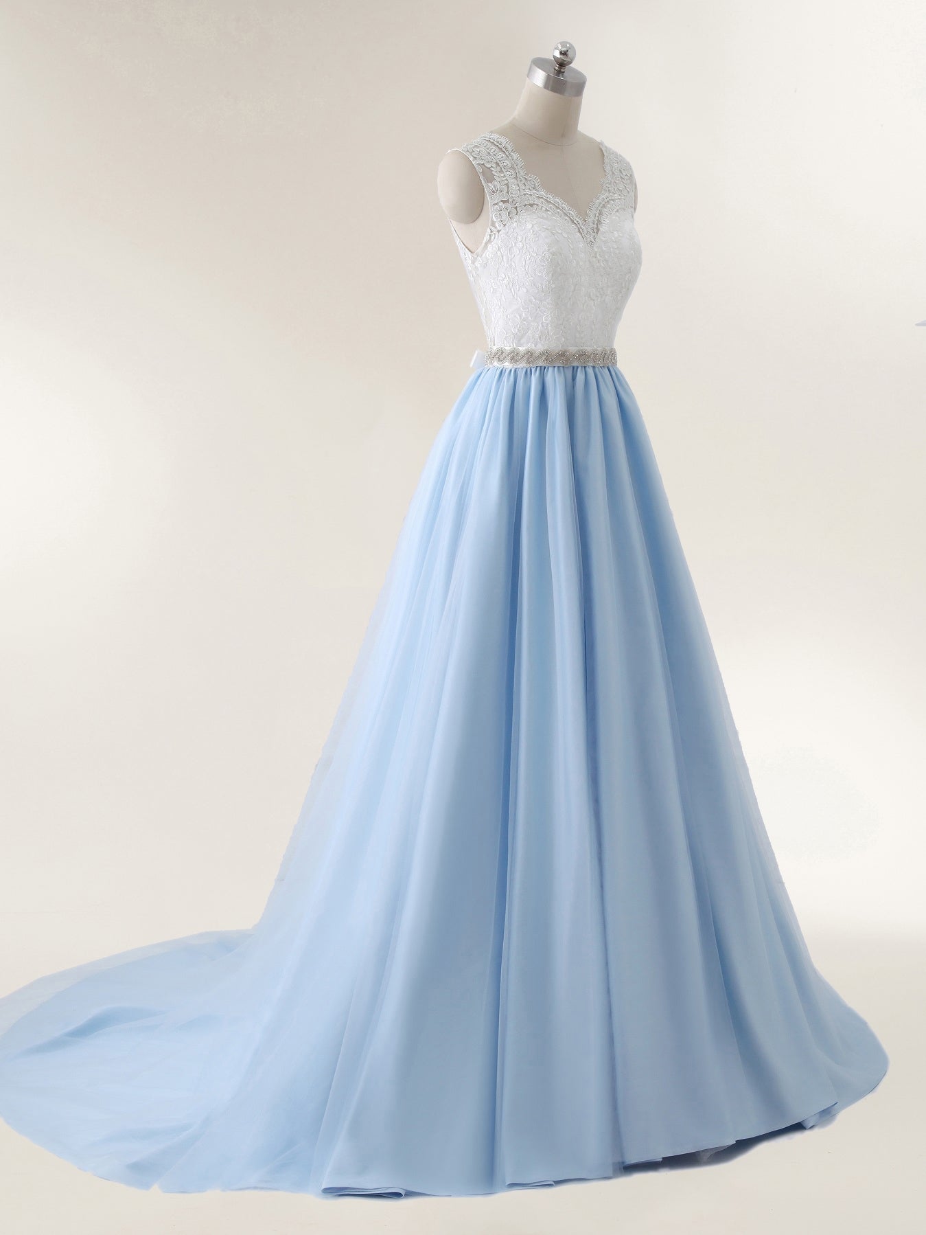Vestido de Novia con Corsé de Encaje y Falda de Tul en Azul Cielo