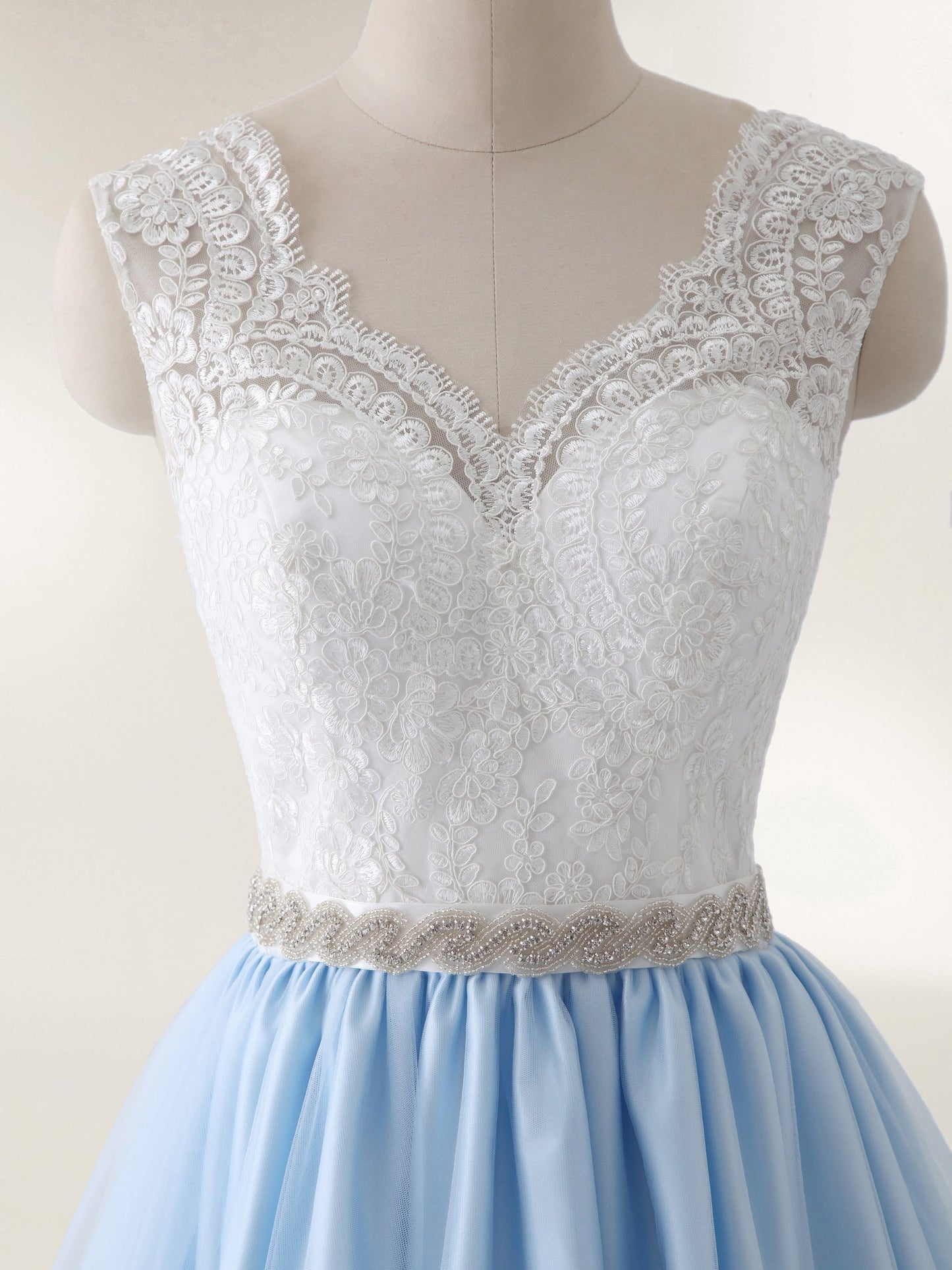 Vestido de Novia con Corsé de Encaje y Falda de Tul en Azul Cielo