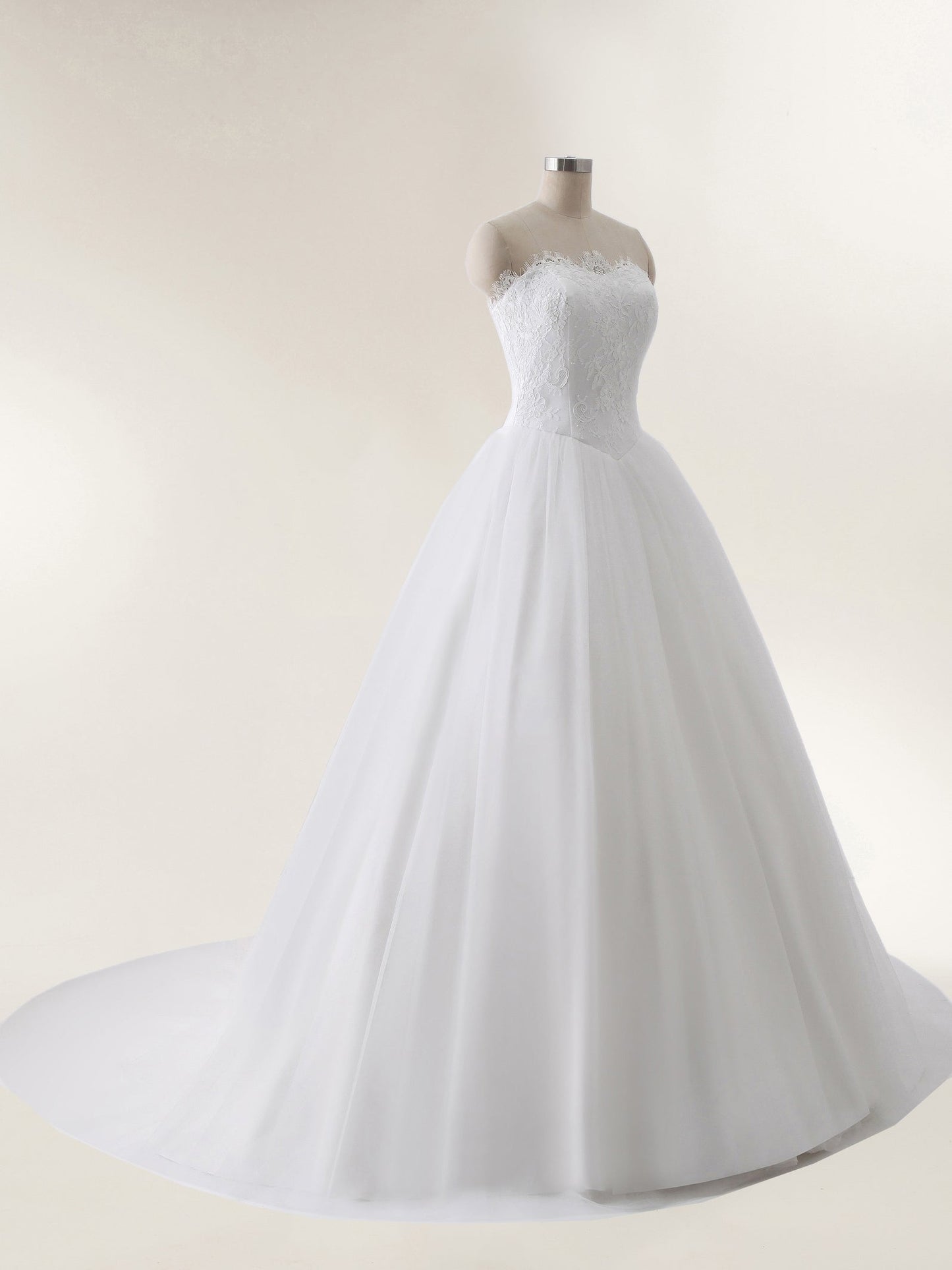 Vestido de Novia Blanco sin Tirantes con Apliques de Tul