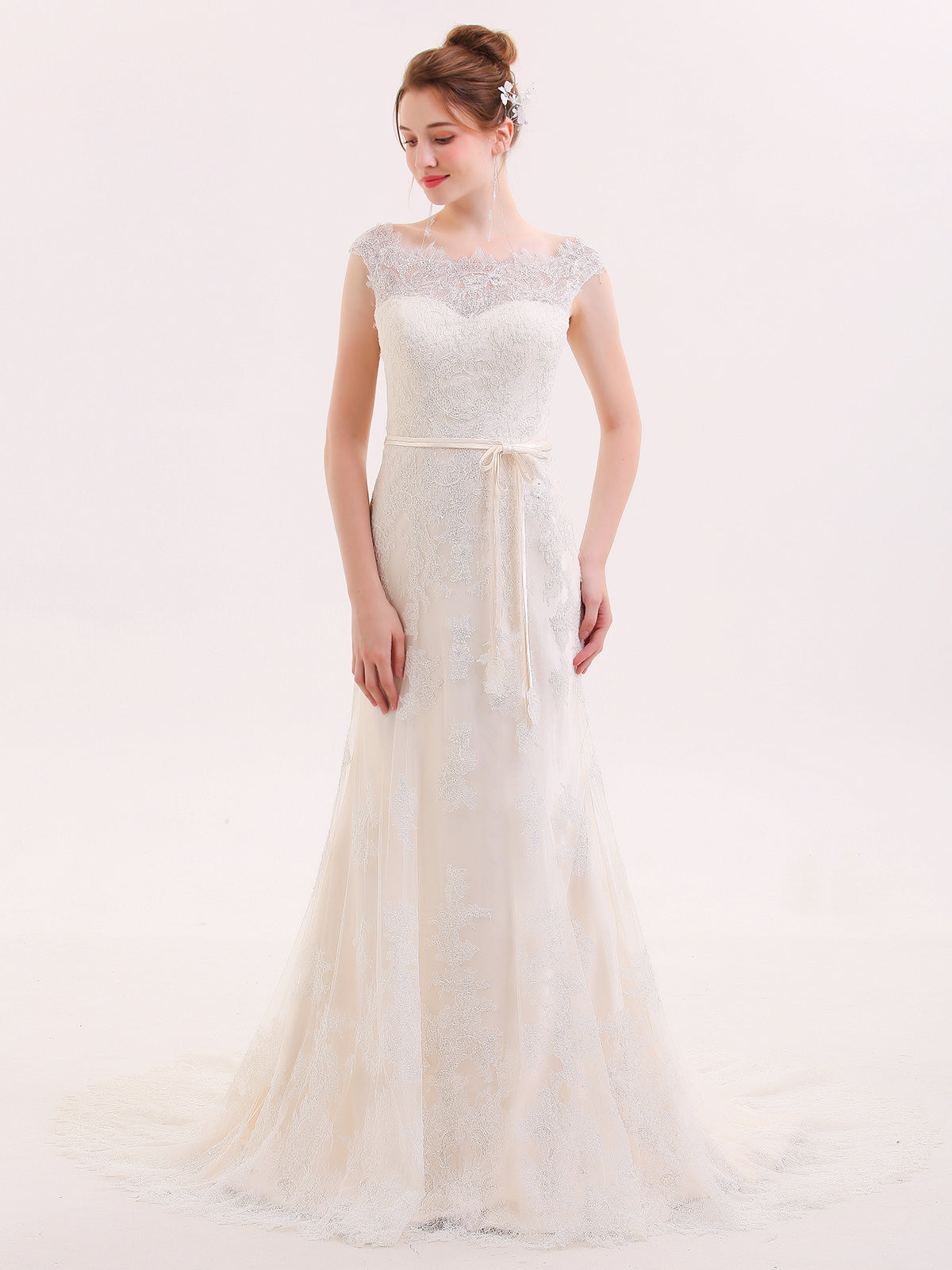 Vestido de Novia Sirena de Encaje con Cuello Ilusionado en Color Champagne