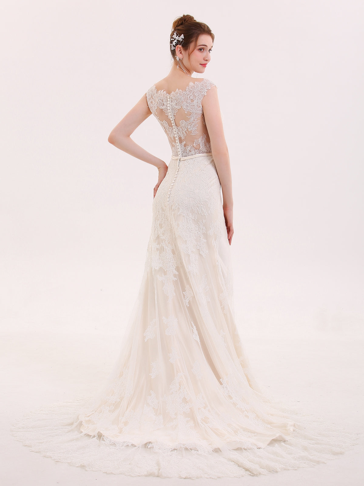Vestido de Novia Sirena de Encaje con Cuello Ilusionado en Color Champagne
