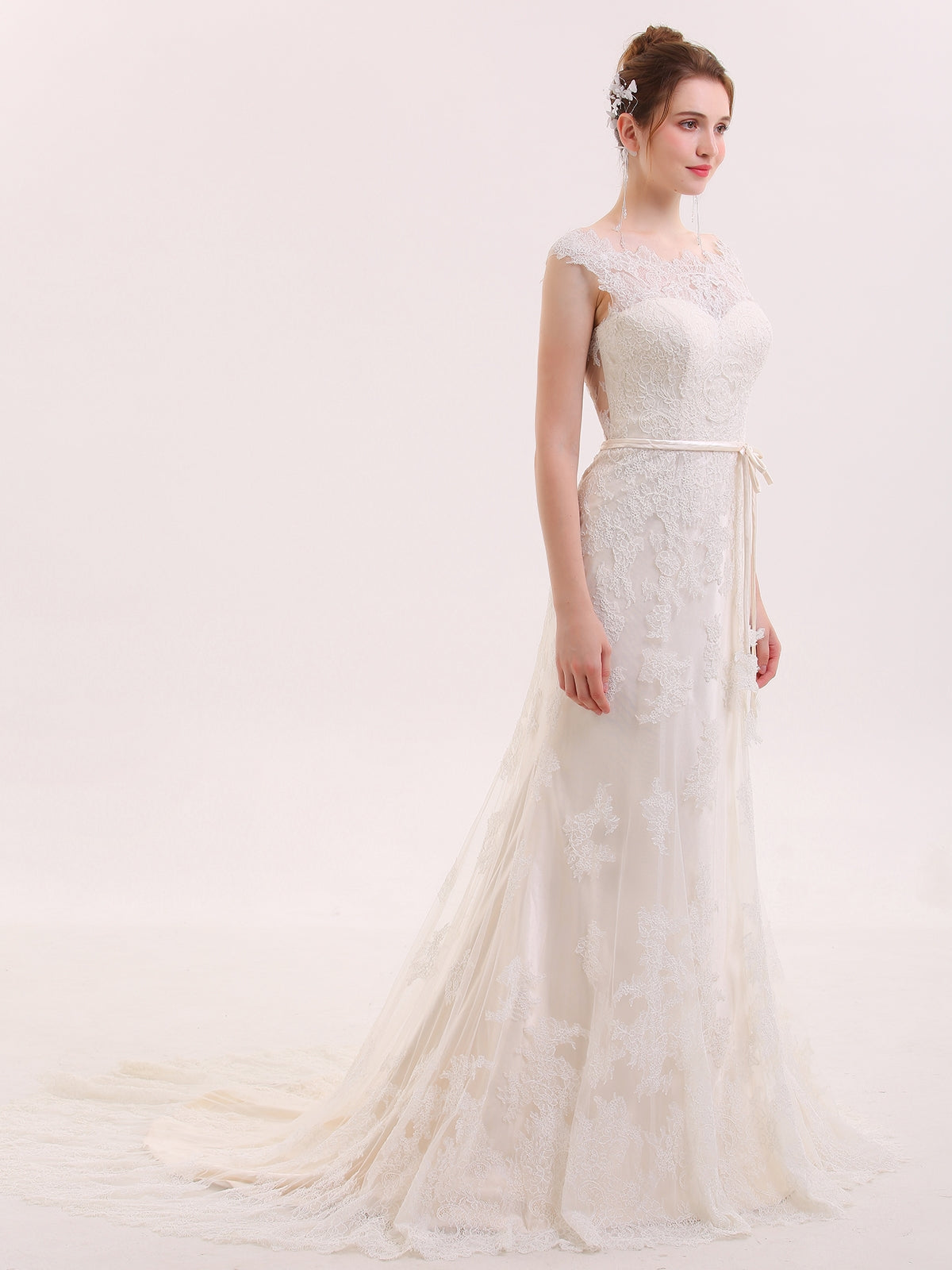 Vestido de Novia Sirena de Encaje con Cuello Ilusionado en Color Champagne
