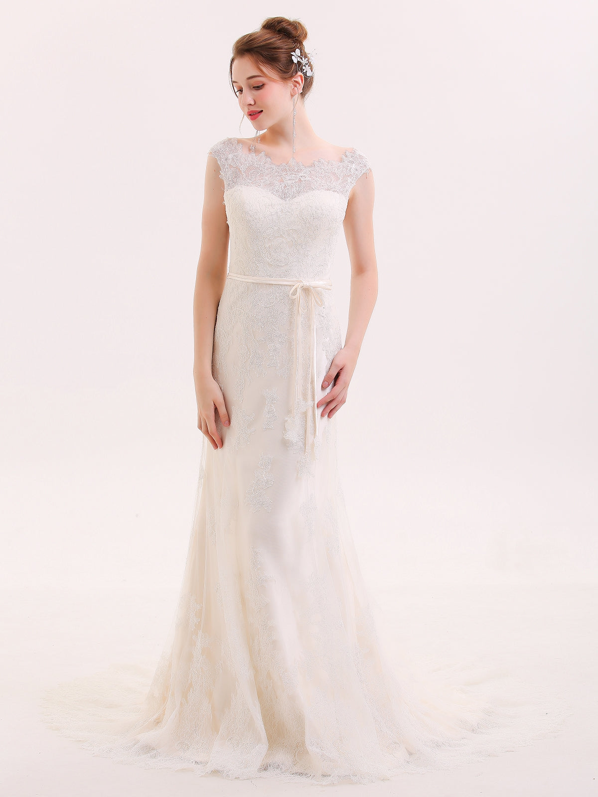 Vestido de Novia Sirena de Encaje con Cuello Ilusionado en Color Champagne
